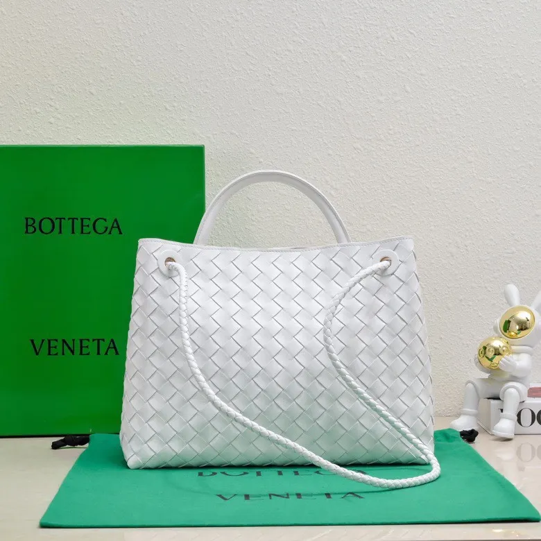 The 2023 new Andiamo batch of 2260 BV has been shipped‼ ️Really popular🔥The new Andiamo woven handbag launched by Bottega Veneta this season is really popular all over the world! ! Celebrities at home and abroad have worn it, and Oscar-winning actress Michelle Yeoh has taken it out on the street. Song Jia, Trai Yara, Yu Feihong, Sanji Ayaka, Rosie Hunting-Whiteley, Yoshioka Riho, etc. have all picked up this bag. It is classic and versatile, showing off its temperament, and the bag capacity is also large, which is very convenient for daily commuting! ! A variety of carrying methods, the shoulder straps can be adjusted by yourself, the original lambskin feels soft and delicate, and the unisex style breaks gender boundaries and brings a more practical and longer-lasting use experience. Andiamo, which has both elegant and casual styles, perfectly interprets the true appearance of "fashionable old money style". Style number: 8463 Size: 32*24*12